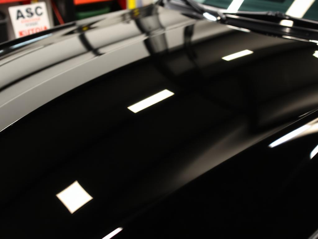 Capot de voiture noir avec finition miroir